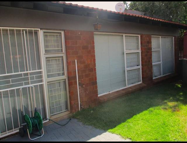 4 BEDROOM TOWNHOUSE FOR SALE IN LANGENHOVENPARK